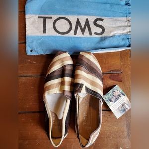BRAND NEW Toms casual flat shoe